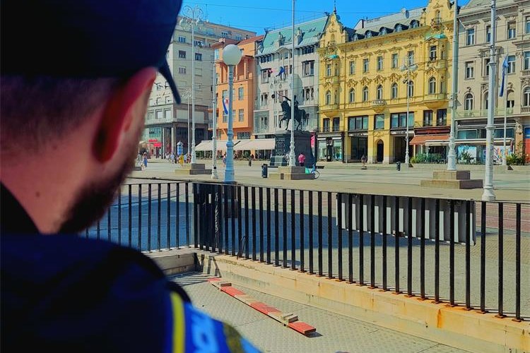 Slika /PU_ZG/ilustracije/policajac-trg bana-centar.jpg